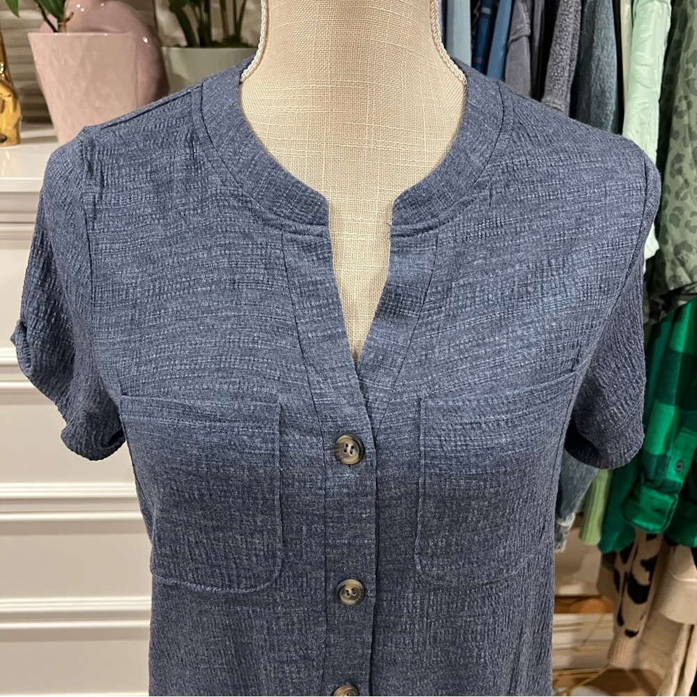 Cable & Gauge | Chambray Button Up Short Sleeve Top size Medium - Picture 2 of 11